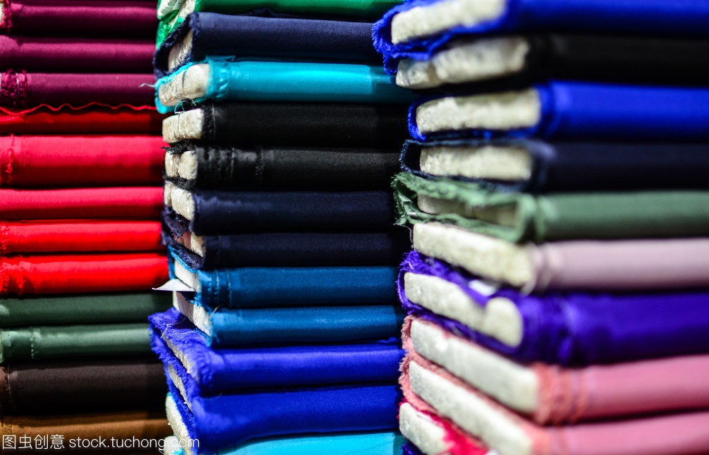 多彩纺织品背景下的织造艺术
